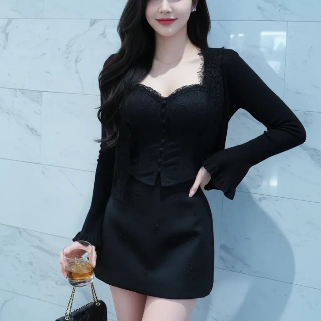 검은 드레스와 잔을 담은 홍보 이미지